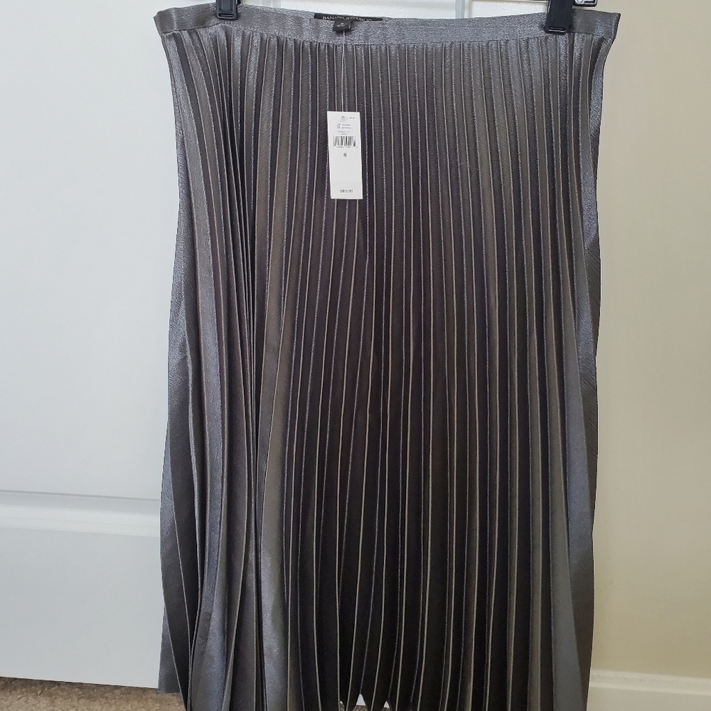 NWT. Banana Republic Metallic Pleated Midi Skirt